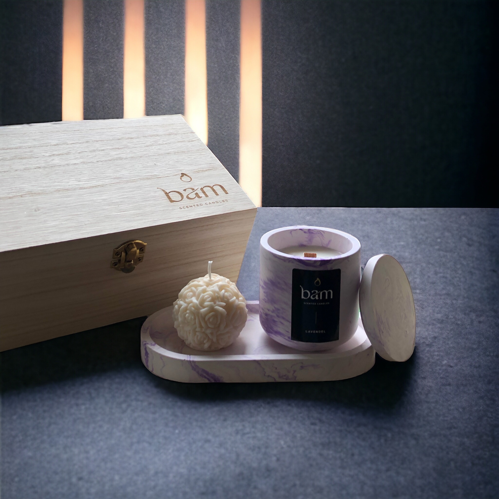 geschenkset met Lavendel geurkaars, decoratieve kaars en schaaltje